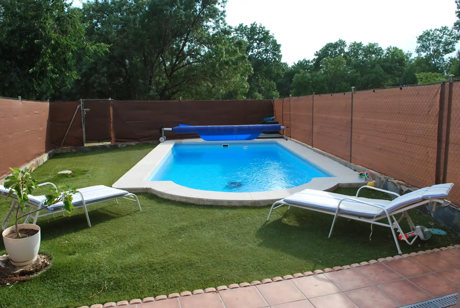 Schwimmbecken von Einfamilien-Reihenhaus zum Verkauf in Valdemorillo mit Privatgarten, Terrasse und Abstellraum