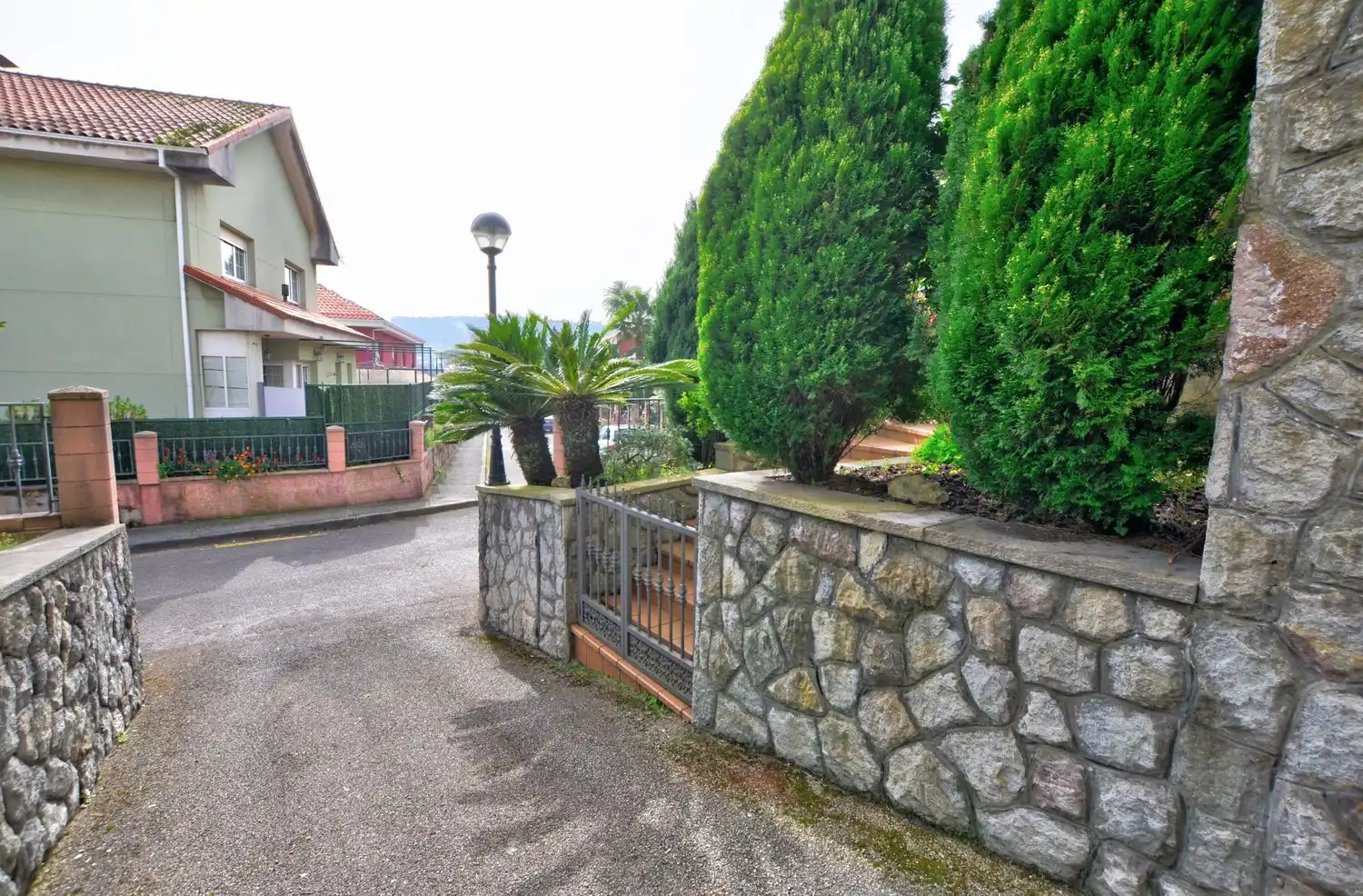 Vista exterior de Casa o chalet en venta en Avilés con Calefacción, Terraza y Trastero