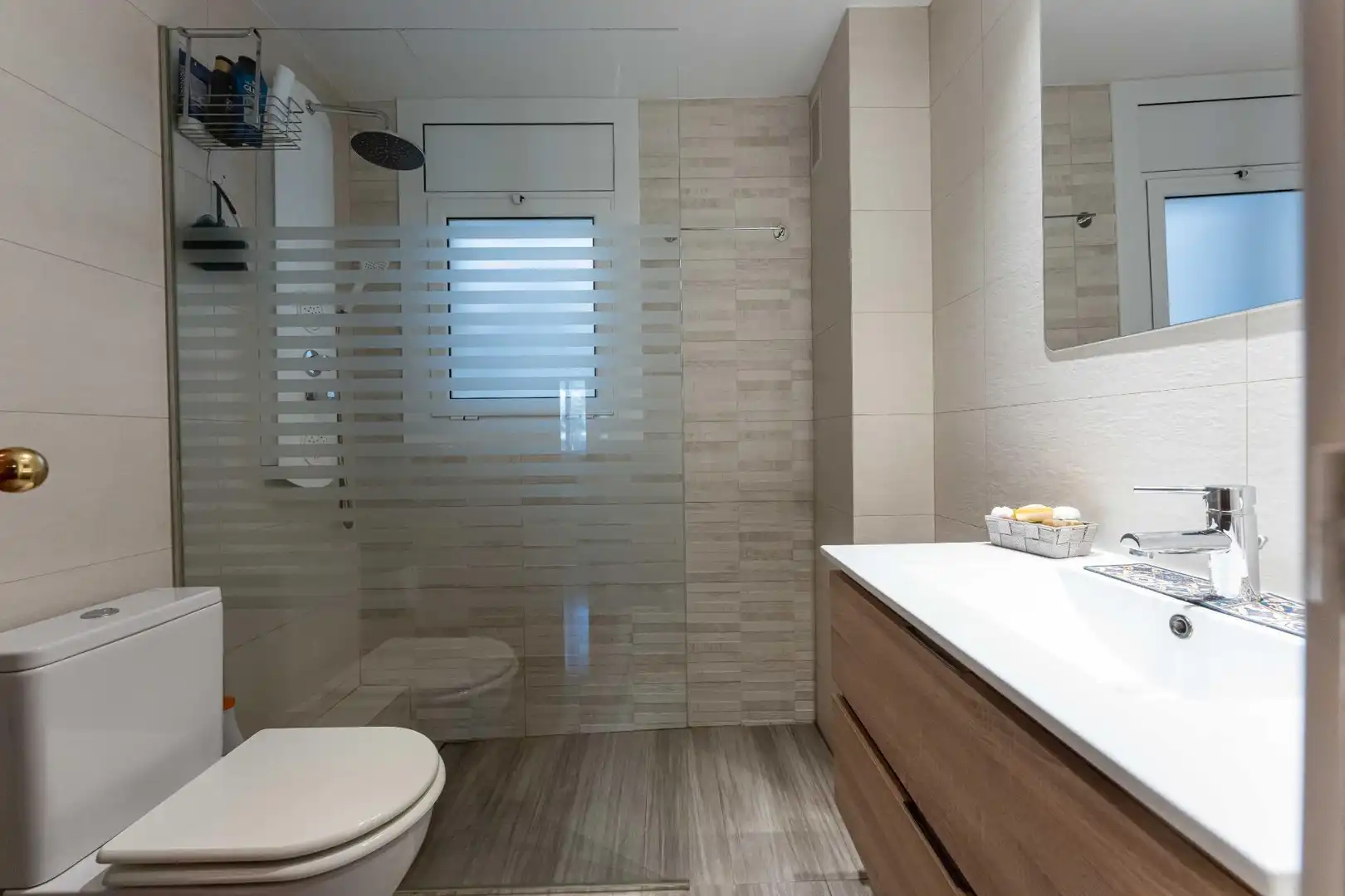 Badezimmer von Wohnung zum Verkauf in Gavà mit Klimaanlage, Heizung und Parkett
