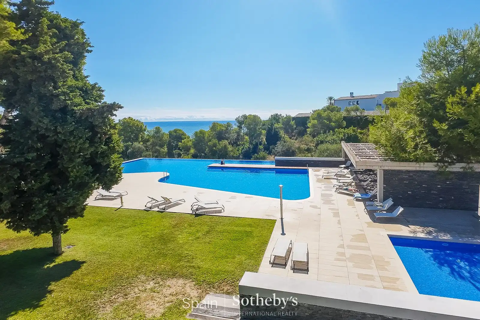 Schwimmbecken von Wohnungen zum Verkauf in Sant Pere de Ribes mit Klimaanlage, Privatgarten und Terrasse
