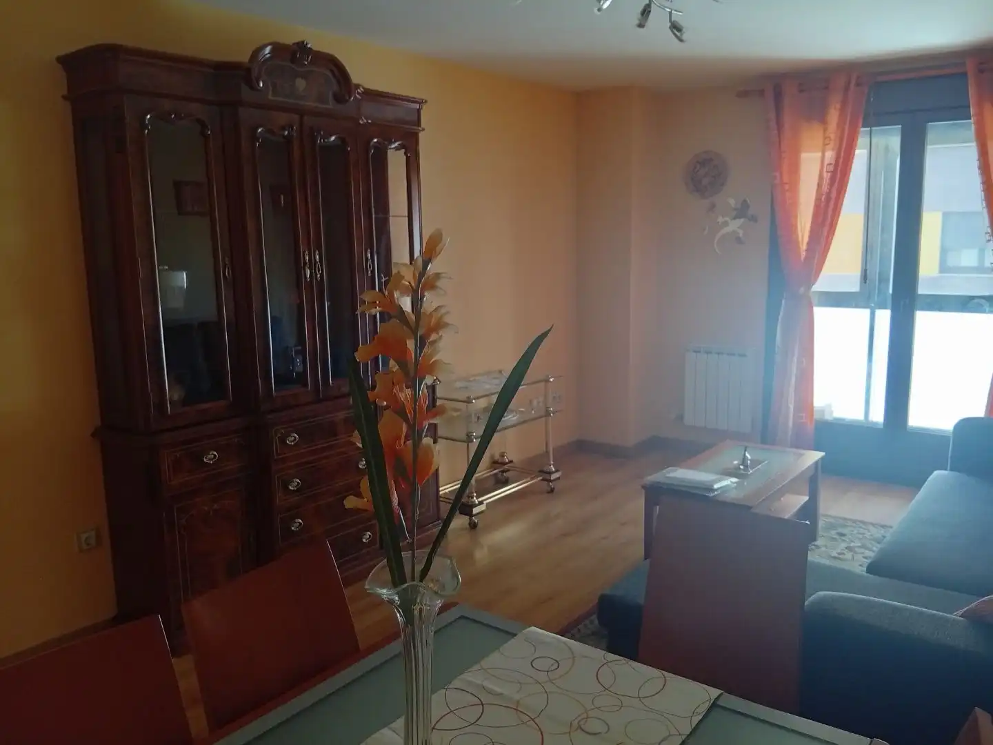 Sala d'estar de Pis en venda en León Capital  amb Calefacció, Parquet i Terrassa