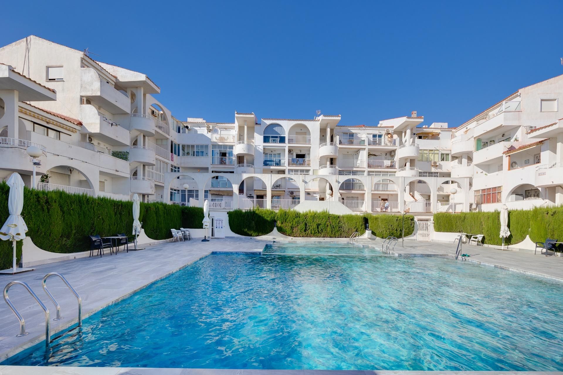 Piscina de Apartament en venda en Torrevieja amb Terrassa, Moblat i Piscina comunitària