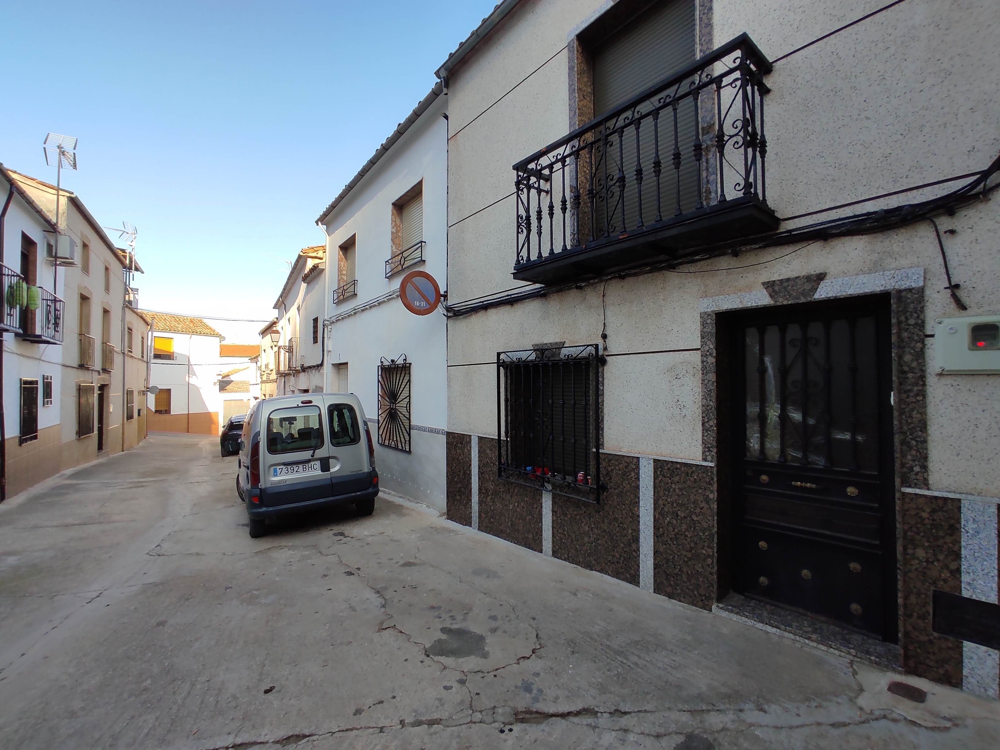 Vista exterior de Casa adosada en venda en Santisteban del Puerto amb Traster