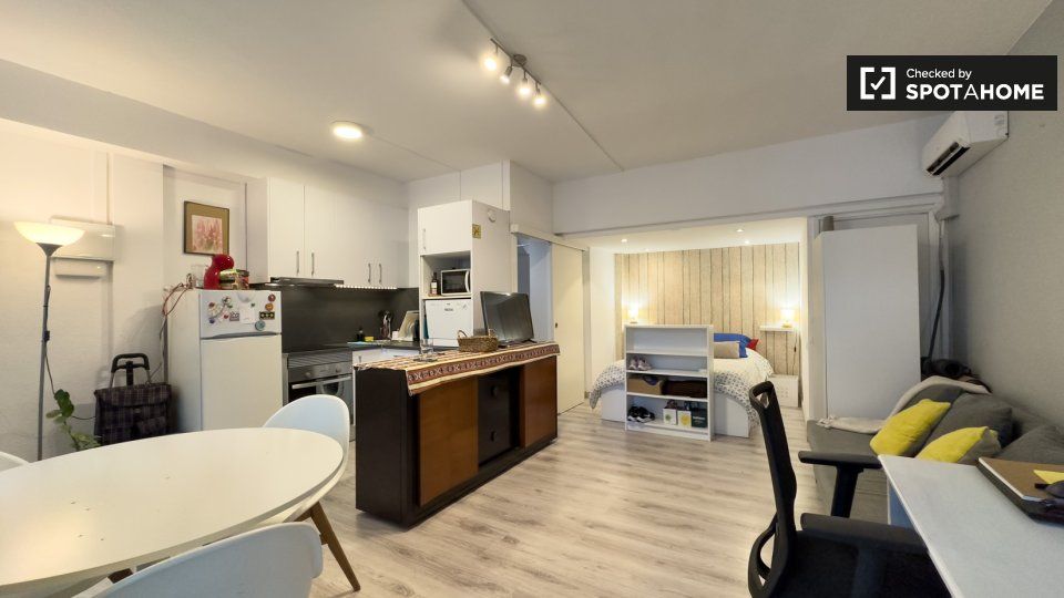 Cuina de Pis de lloguer en  Barcelona Capital amb Aire condicionat, Calefacció i Moblat