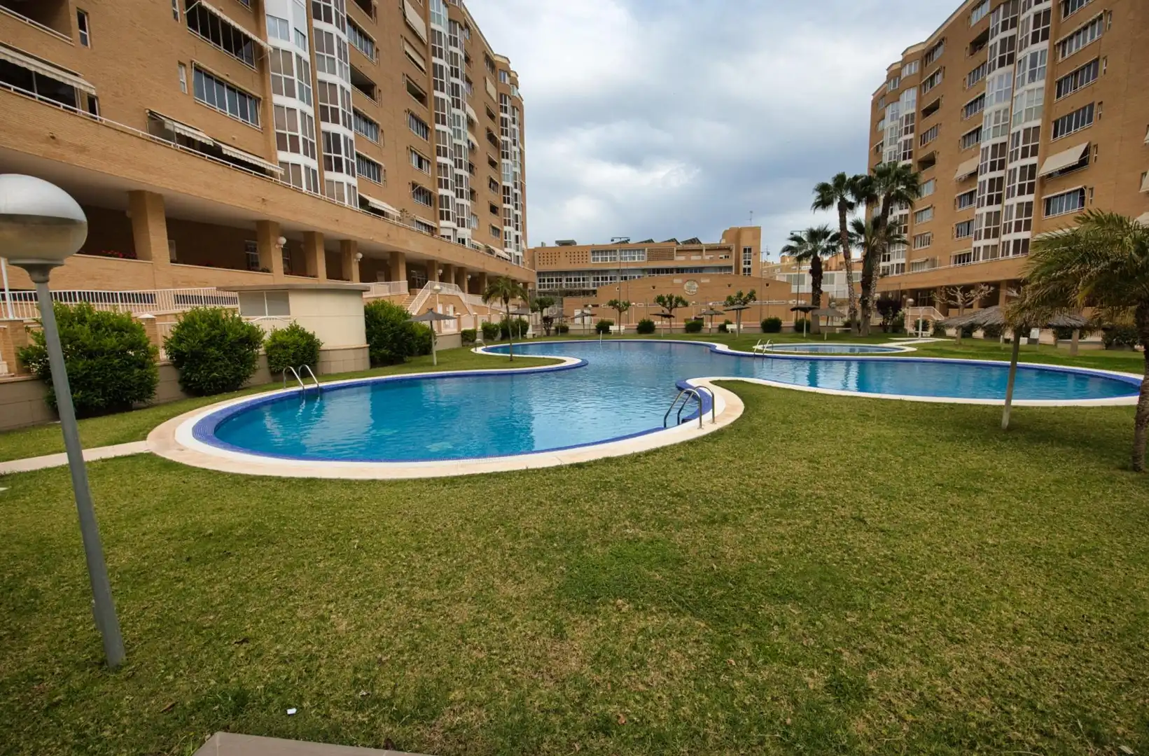 Piscina de Pis en venda en Alicante / Alacant amb Terrassa, Traster i Piscina comunitària