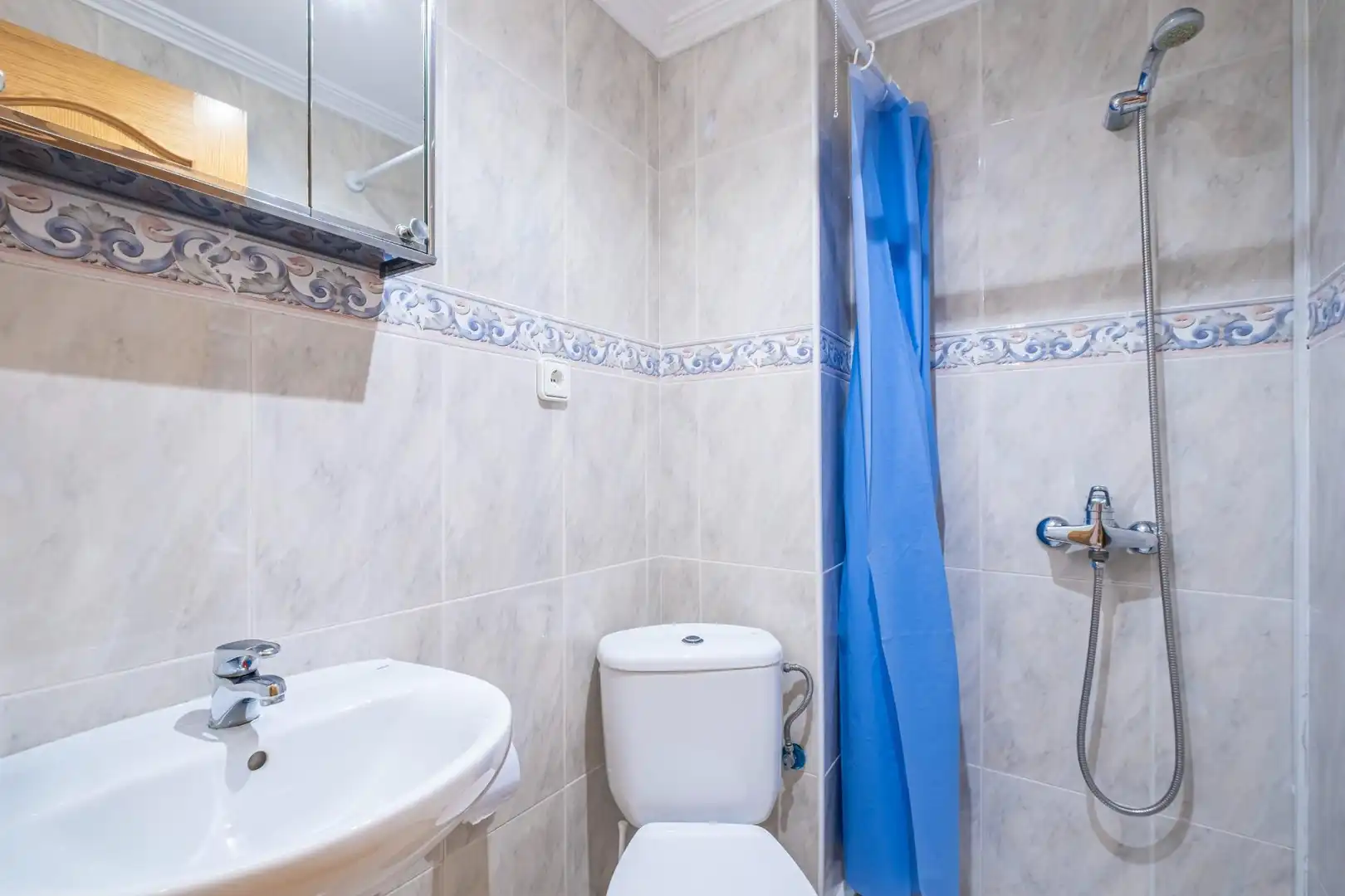 Baño de Apartamento en venta en Benidorm con Aire acondicionado, Calefacción y Jardín privado