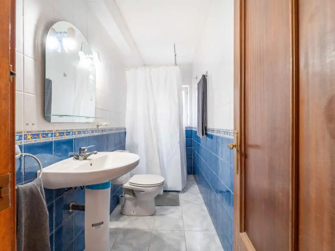 Baño de Piso en venta en Málaga con Calefacción, Terraza y Balcón