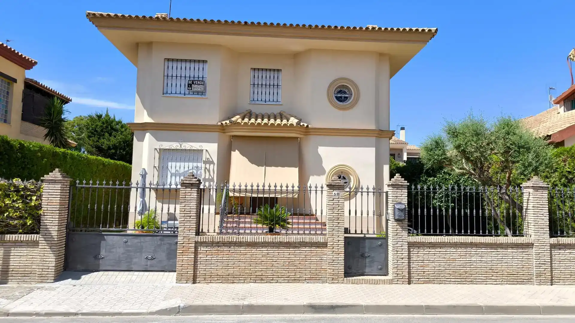 Vista exterior de Casa o xalet en venda en Valencina de la Concepción amb Piscina