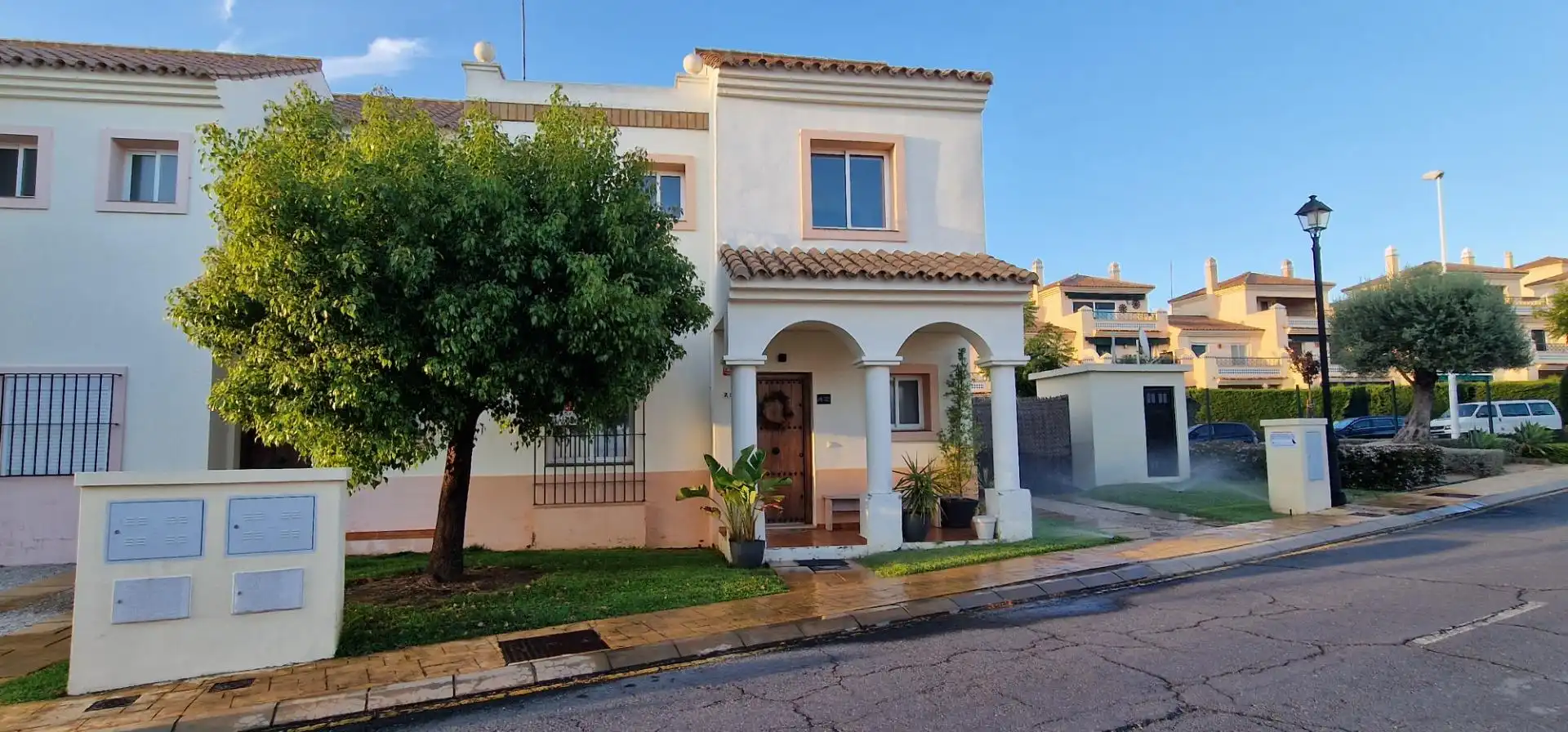 Vista exterior de Casa adosada en venda en Ayamonte amb Jardí privat, Moblat i Balcó