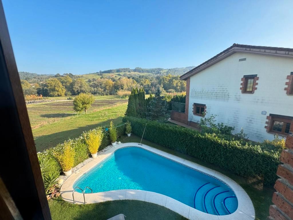 Piscina de Casa o xalet en venda en Piélagos amb Calefacció, Jardí privat i Parquet