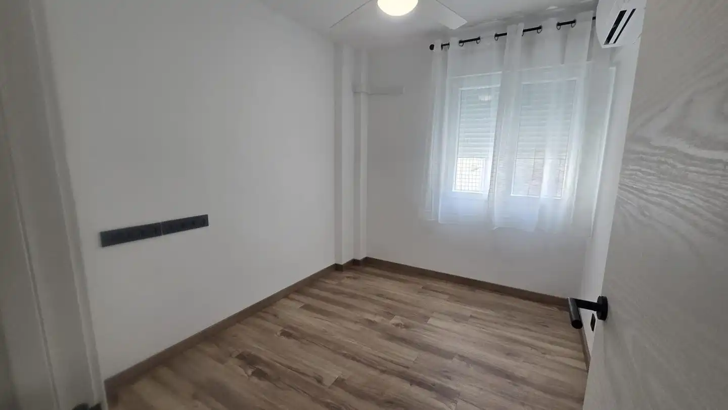 Schlafzimmer von Wohnung zur Miete in Gandia mit Klimaanlage, Terrasse und Möbliert