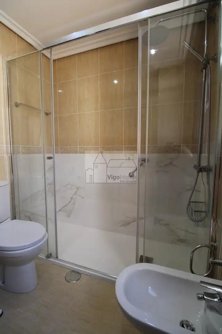 Bathroom of Flat for rent in Vigo   with Heating, Storage room and Furnished