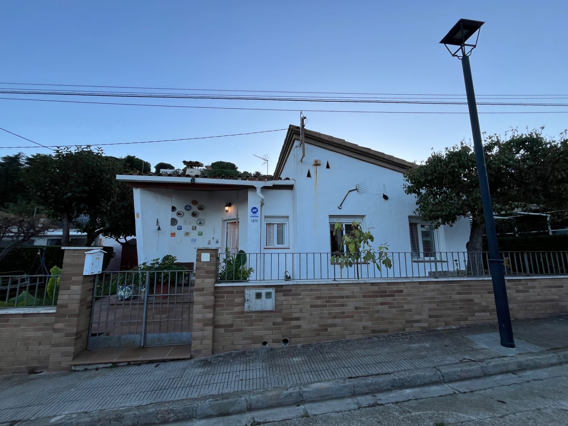 Vista exterior de Casa o xalet en venda en Cabrils amb Aire condicionat, Calefacció i Jardí privat