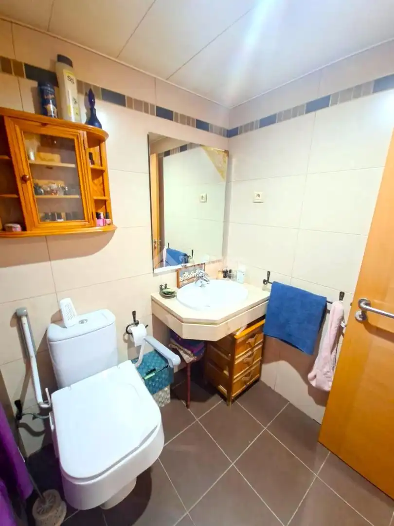 Bathroom of Flat for sale in Parla  with Air Conditioner, Heating and Parquet flooring