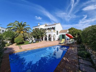 Chalet con balcón en venta en Cala Blanca