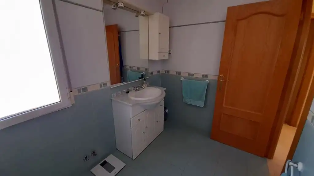 Baño de Casa adosada en venta en Villalgordo del Júcar con Calefacción y Terraza
