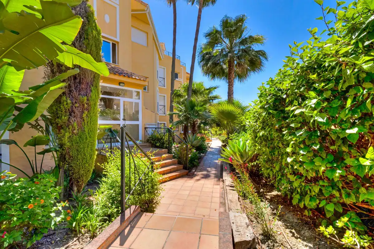 Außenansicht von Wohnungen zum Verkauf in Estepona mit Klimaanlage, Terrasse und Abstellraum
