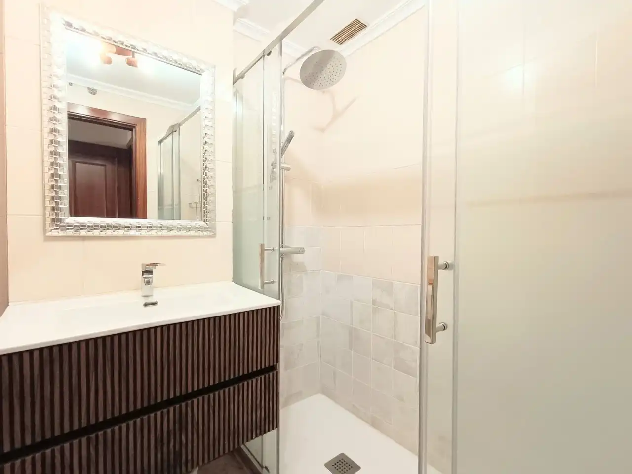 Baño de Piso de alquiler en Madrid con Aire acondicionado, Calefacción y Parquet