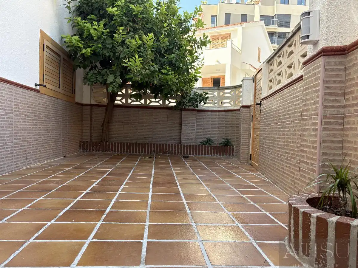 Terrasse von Einfamilien-Reihenhaus zur Miete in El Campello mit Klimaanlage, Heizung und Abstellraum