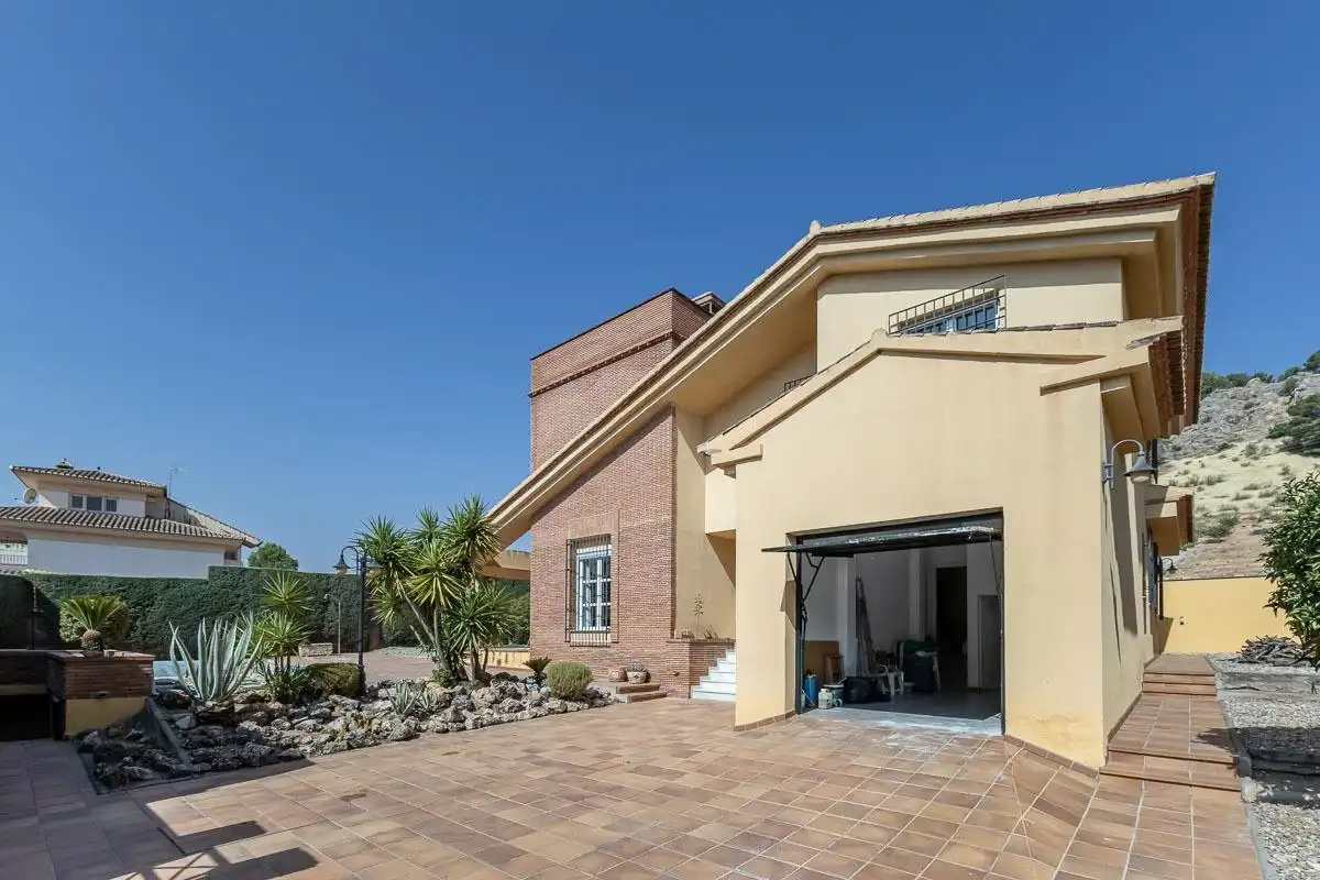 Vista exterior de Casa o xalet en venda en Albolote amb Calefacció, Jardí privat i Piscina