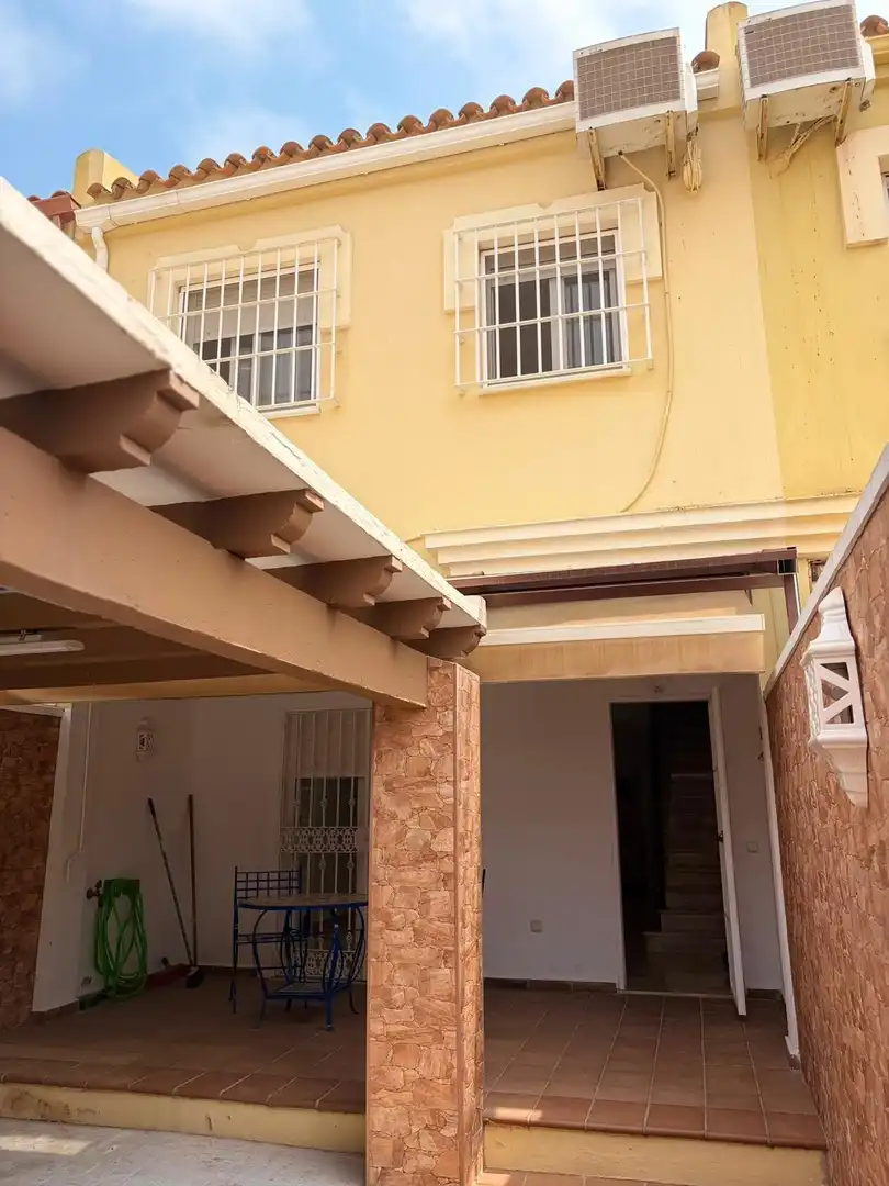 Terraced house with pool for sale in Paseo de las Palmeras, imagen 3
