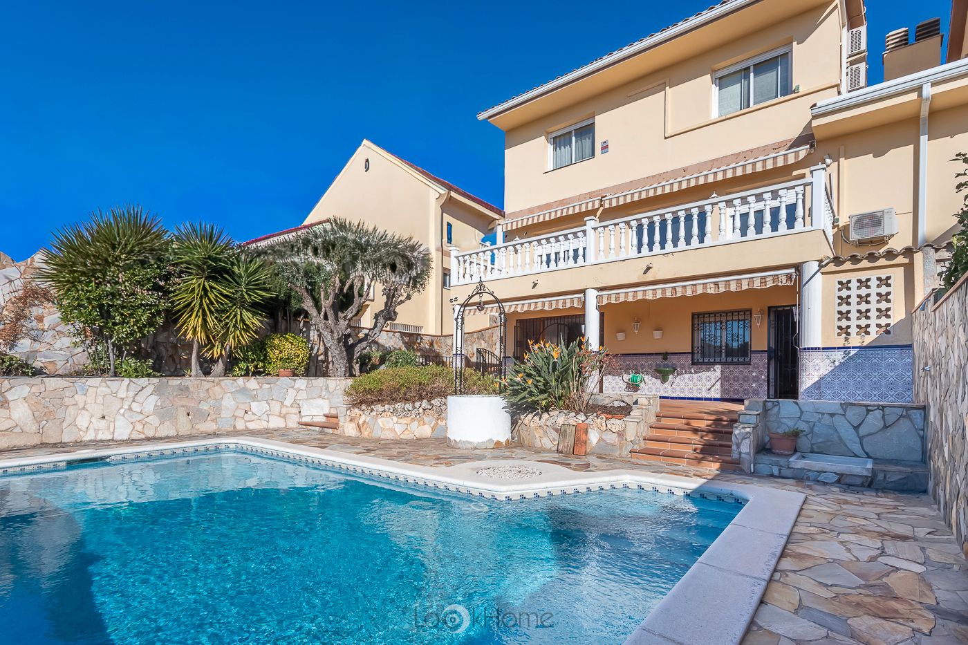 Vista exterior de Casa adosada en venda en Mataró amb Aire condicionat, Calefacció i Jardí privat