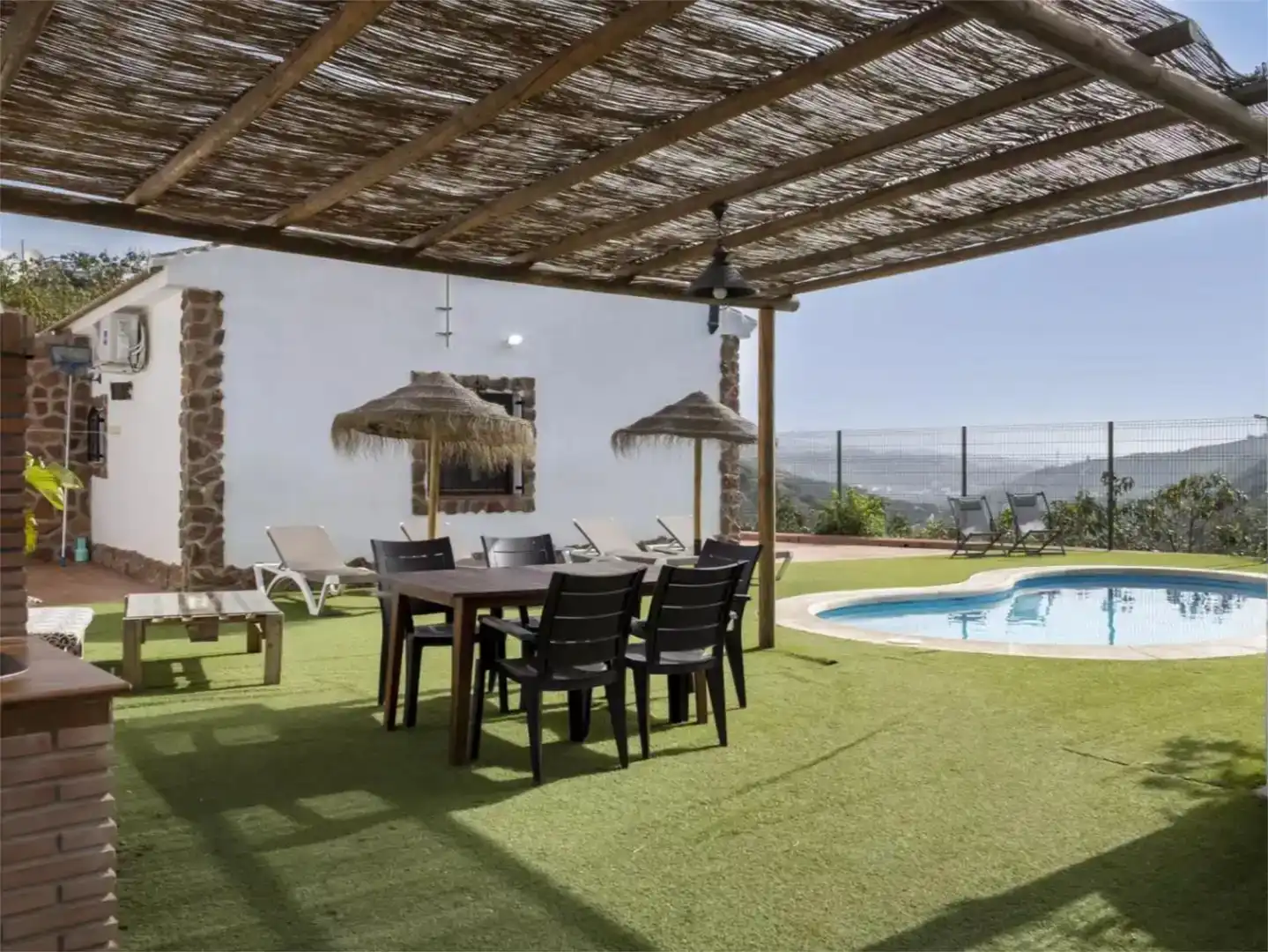 Terrassa de Finca rústica de lloguer en Cútar amb Aire condicionat, Jardí privat i Piscina