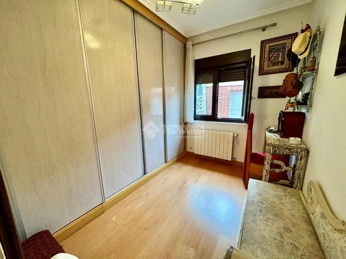 Dormitori de Casa o xalet en venda en El Astillero   amb Calefacció, Parquet i Terrassa