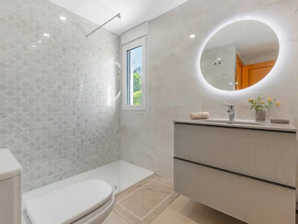Bathroom of Houses for sale in El Campello  with Air Conditioner, Private garden and Swimming Pool