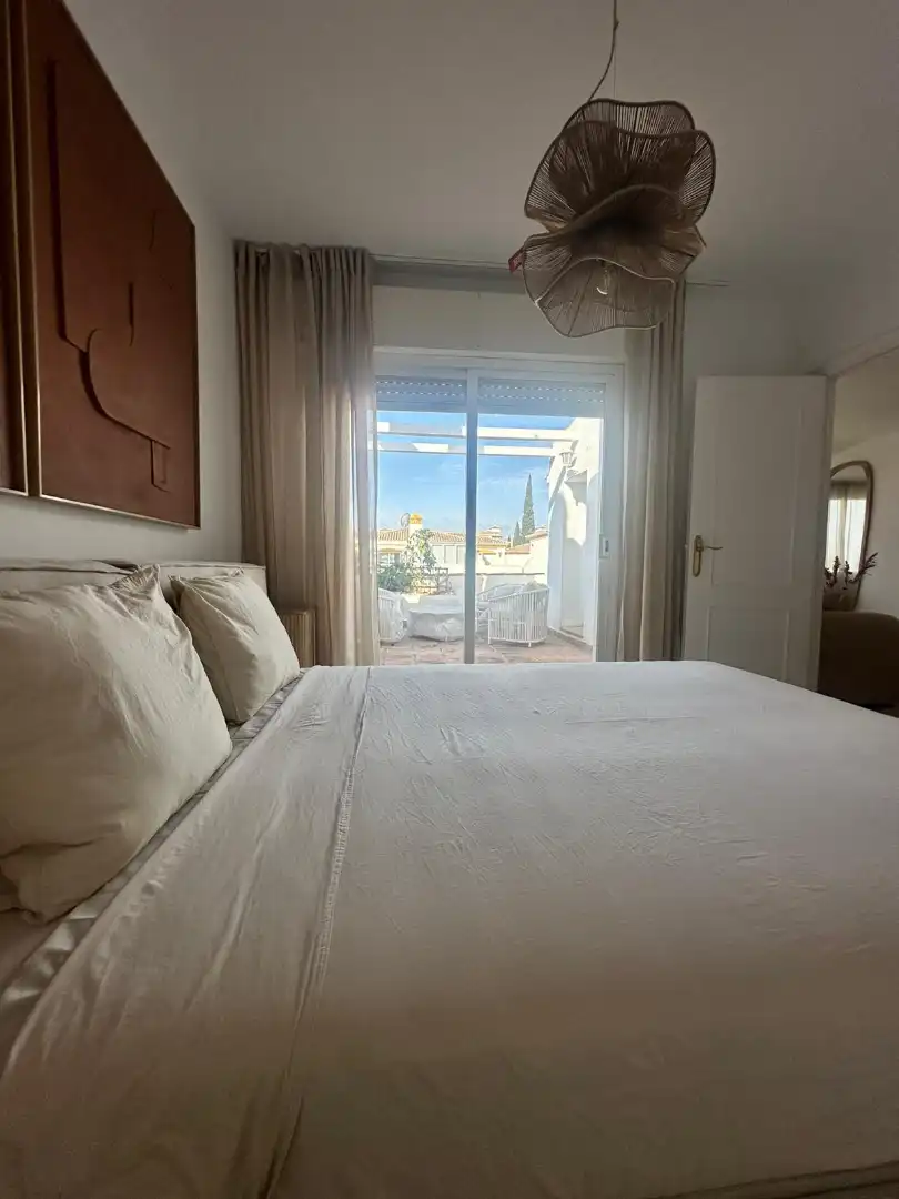 Dormitori de Casa adosada en venda en Marbella amb Aire condicionat, Terrassa i Moblat