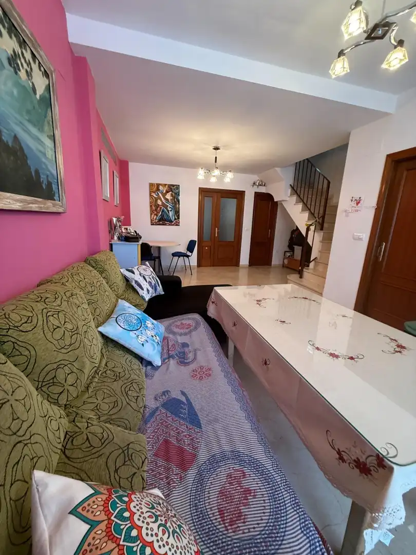Sala d'estar de Casa adosada en venda en Bollullos de la Mitación amb Jardí privat