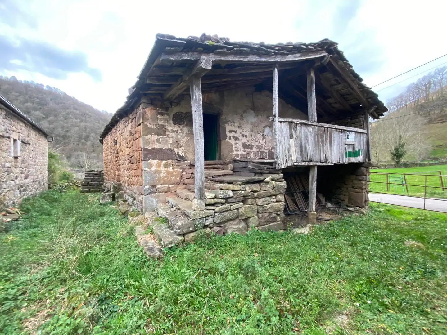 Außenansicht von Einfamilien-Reihenhaus zum Verkauf in Vega de Pas