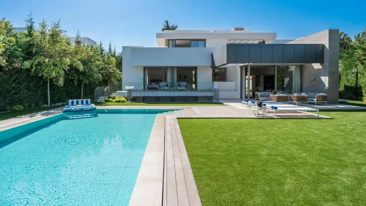 Piscina de Casa o xalet en venda en Estepona amb Aire condicionat, Calefacció i Jardí privat