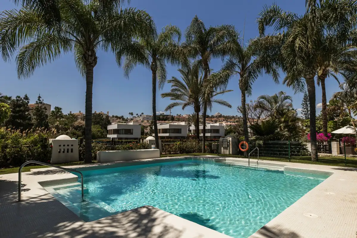 Piscina de Casa adosada de lloguer en Estepona amb Aire condicionat, Moblat i Forn