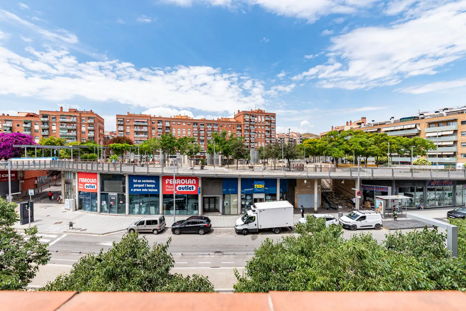 Vista exterior de Ático en venta en Santa Coloma de Gramenet con Terraza, Horno y Balcón
