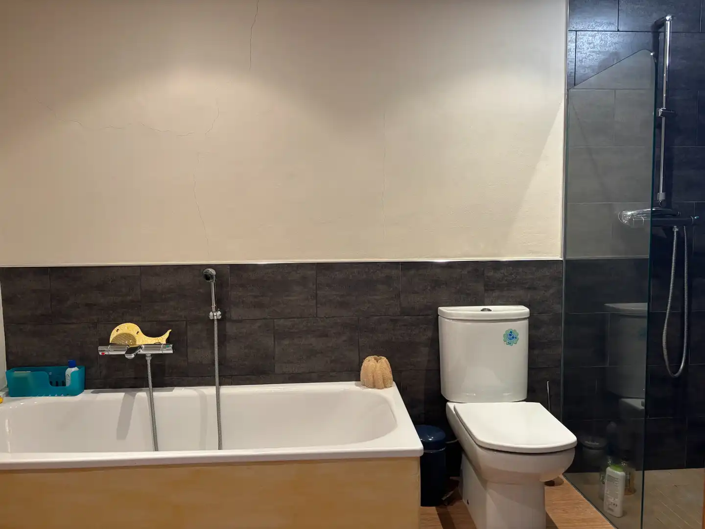 Badezimmer von Einfamilien-Reihenhaus zum Verkauf in Flaçà mit Klimaanlage, Heizung und Privatgarten