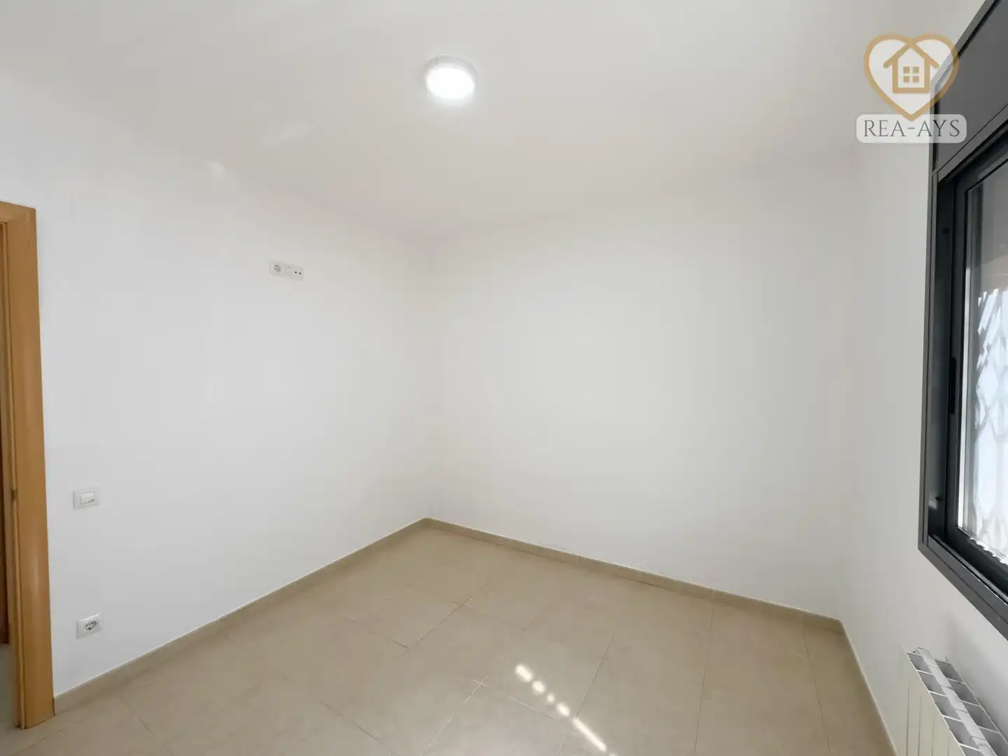 Schlafzimmer von Wohnung mieten mit Kaufoption in Vallirana mit Heizung, Ofen und Internet