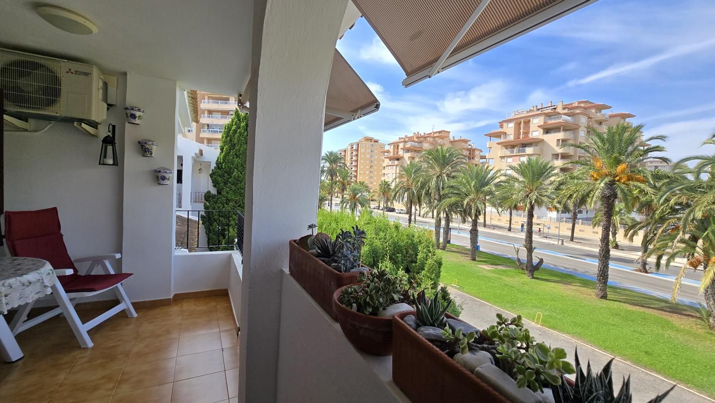 Vista exterior de Apartament en venda en La Manga del Mar Menor amb Aire condicionat, Terrassa i Moblat