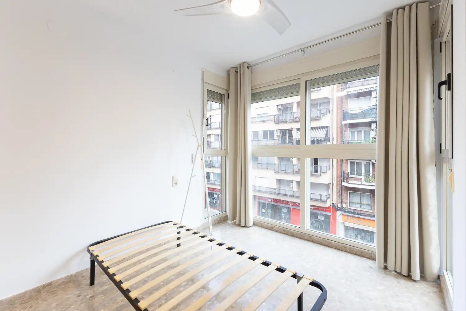 Schlafzimmer von Wohnung zur Miete in Valencia mit Klimaanlage, Heizung und Balkon