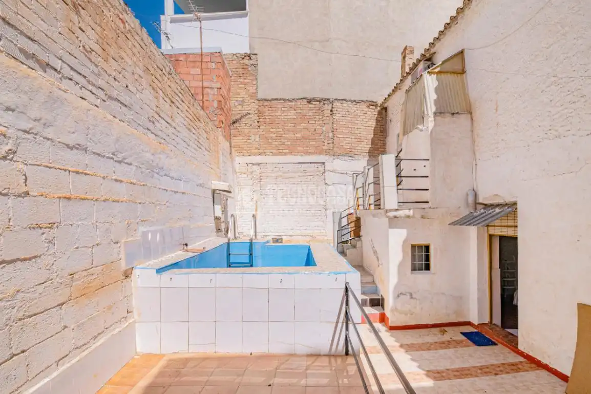 Piscina de Casa adosada en venta en Loja con Aire acondicionado, Calefacción y Jardín privado