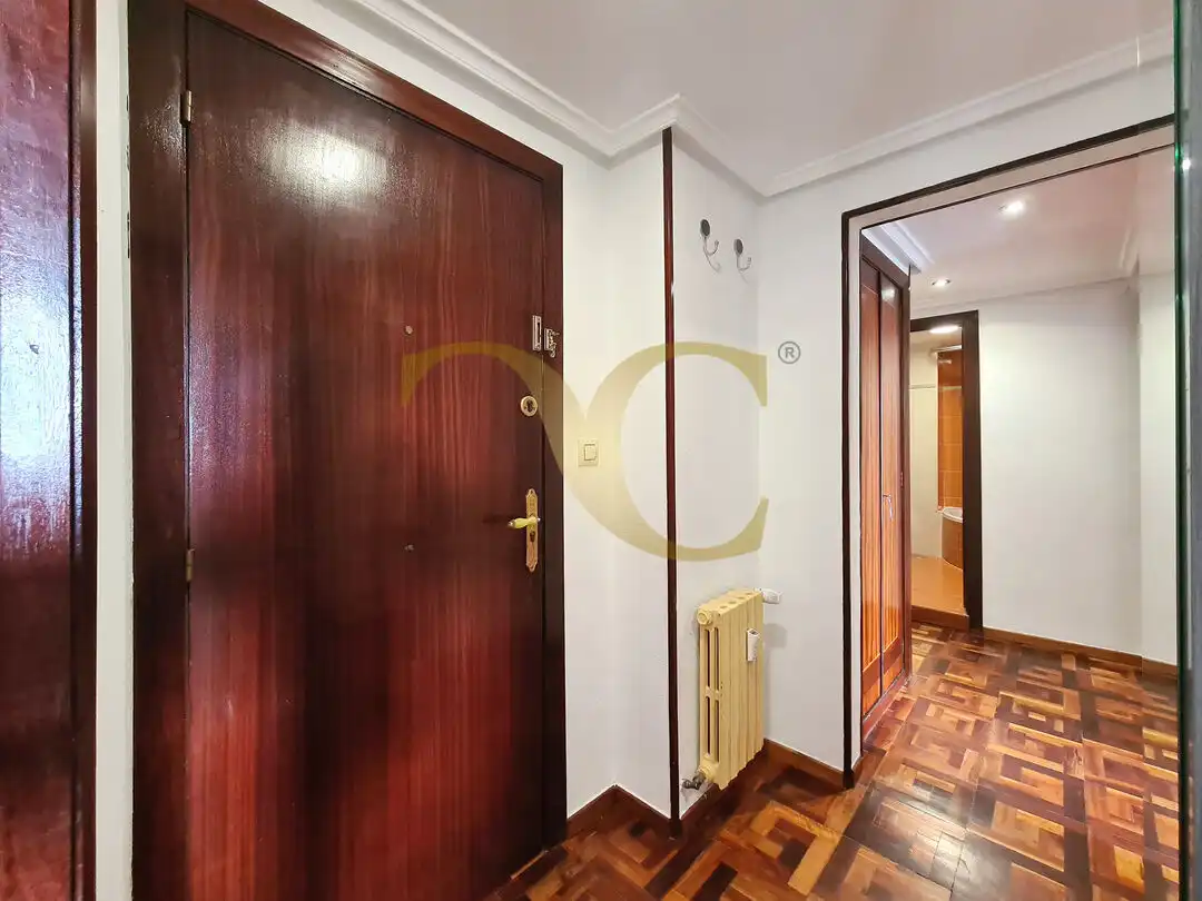 Piso en venta en Oviedo  con Calefacción, Trastero y Amueblado