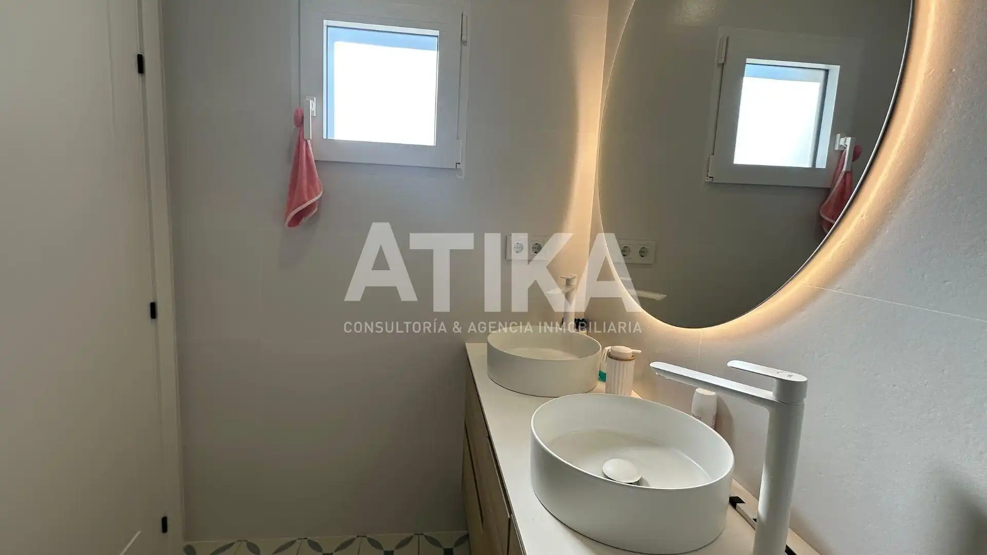 Bathroom of Houses for sale in Ontinyent  with Air Conditioner, Private garden and Parquet flooring