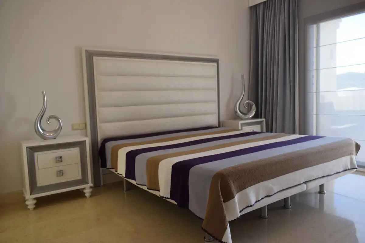 Schlafzimmer von Wohnungen zur Miete in Benahavís mit Klimaanlage, Möbliert und Fernseher