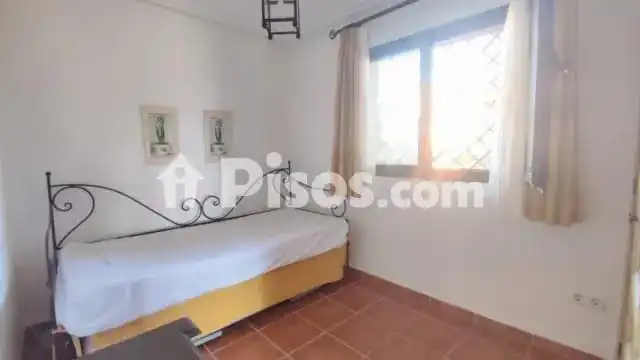 Schlafzimmer von Wohnungen zur Miete in La Alcaidesa mit Möbliert