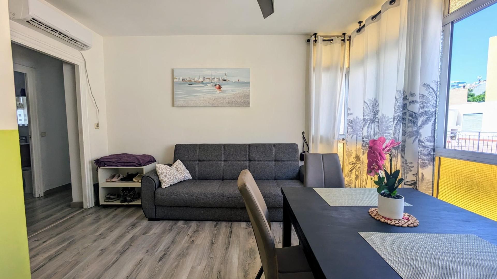 Sala d'estar de Pis de lloguer en Fuengirola amb Aire condicionat, Calefacció i Parquet