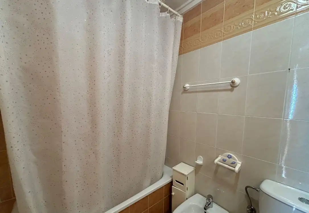 Bany de Casa o xalet de lloguer en Torrevieja amb Aire condicionat, Calefacció i Jardí privat