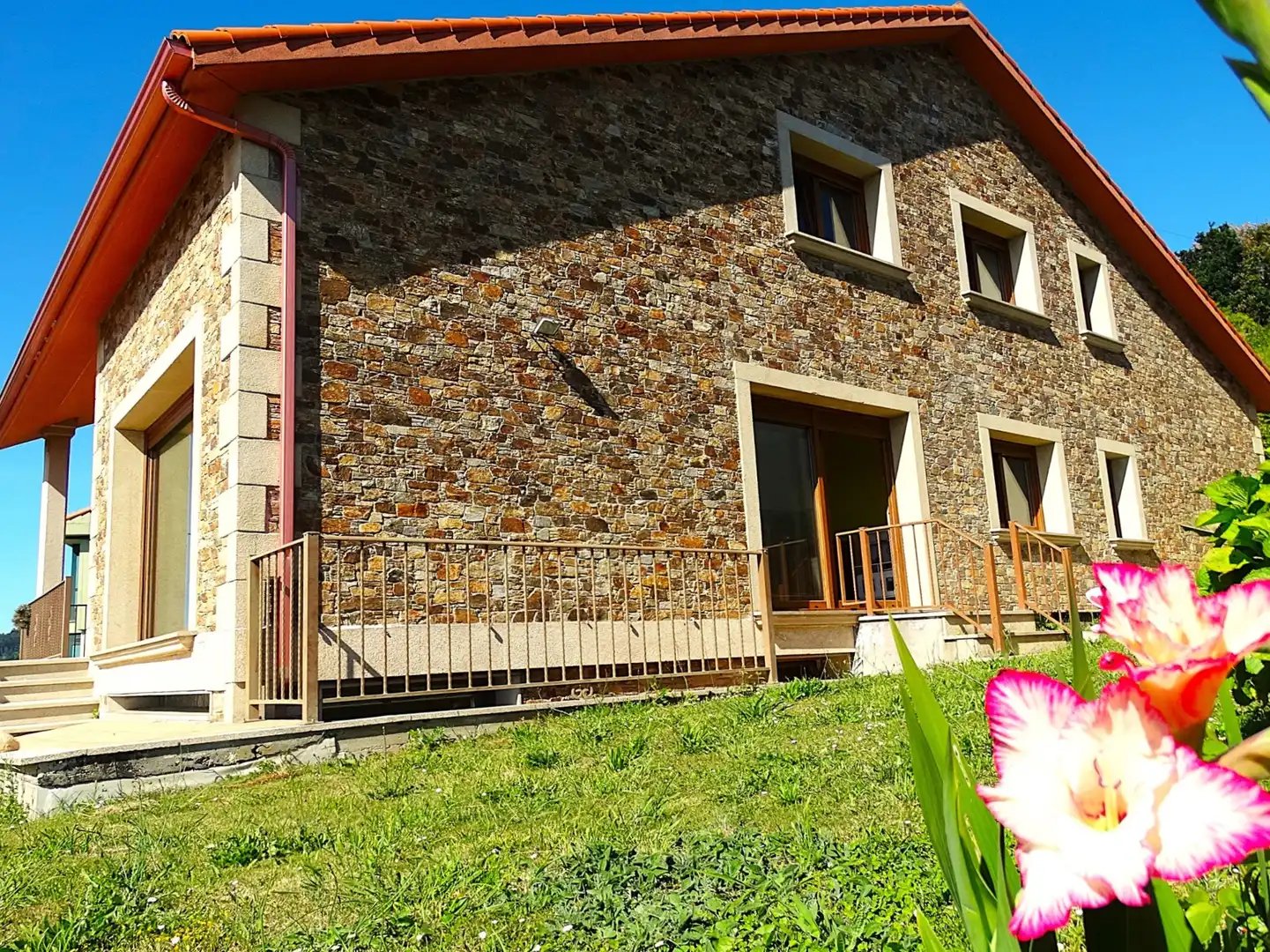 Vista exterior de Casa o xalet en venda en Miño amb Calefacció, Parquet i Terrassa