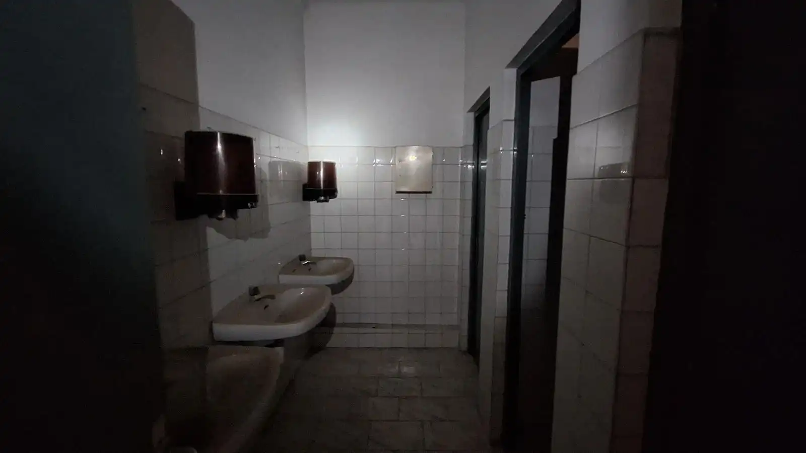 Baño de Nave industrial de alquiler en Barcelona