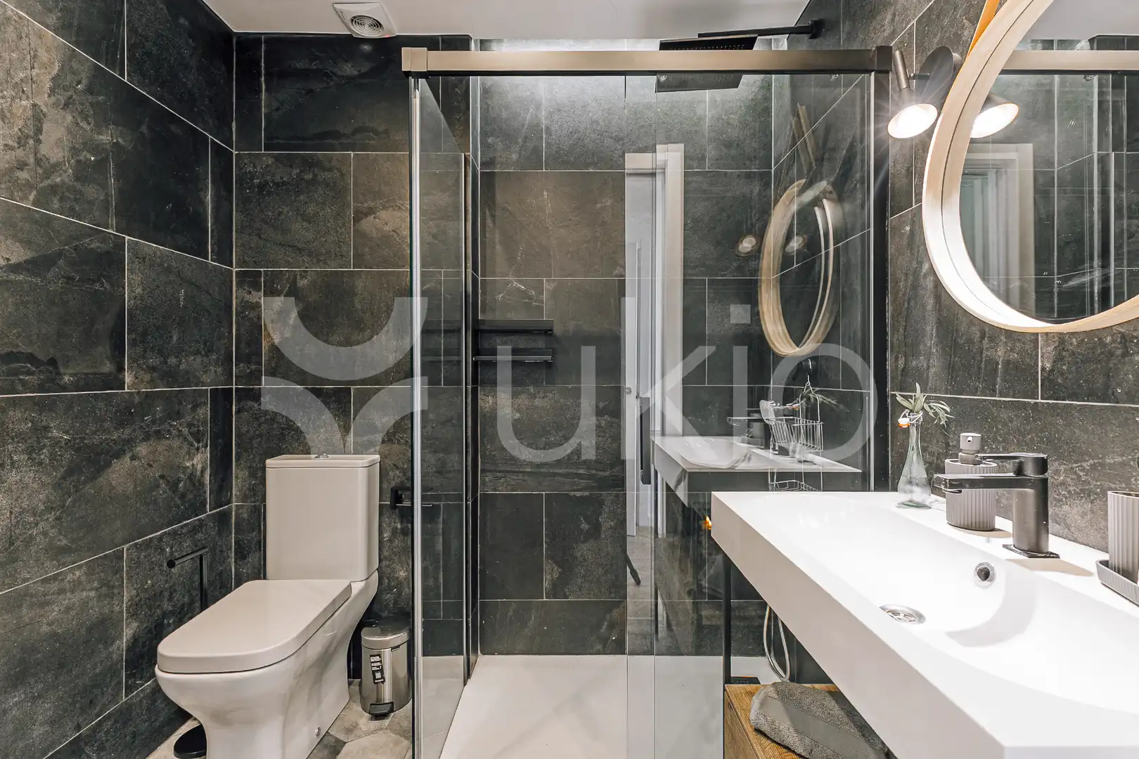 Bany de Apartament de lloguer en Barcelona amb Aire condicionat, Calefacció i Moblat