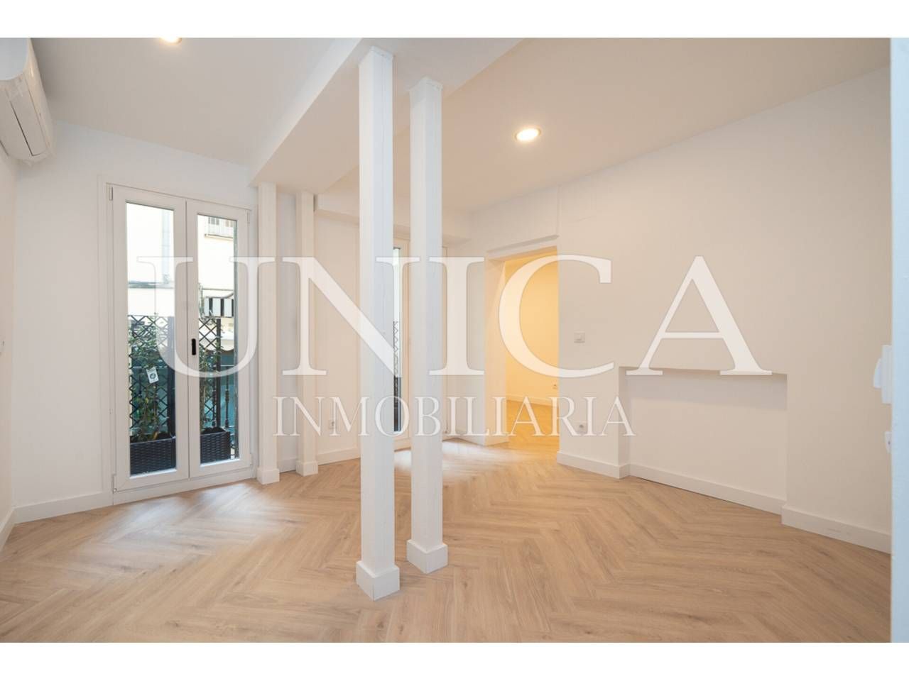 Bedroom of Flat for sale in  Madrid Capital  with Air Conditioner and Balcony